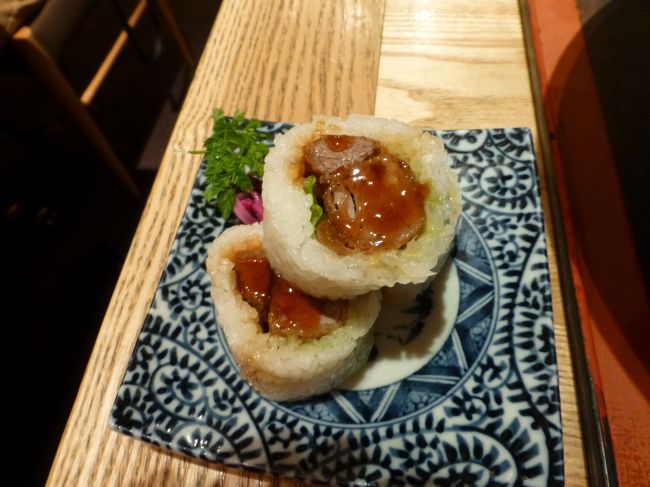 おうどん２玉にしたのは、メニューを見てこちらが食べたかったから。<br /><br />牛かつロール小　５８０円<br /><br />カツがサクサクで美味しかったです！<br />でも３つで５８０円って高かった〜。<br /><br />お腹はもうはち切れるくらいにパンパンになりました。<br />でも食べてみたかったつるとんたん。<br />お隣の方の話では、明太クリームが美味しいとか。<br />次回は明太クリーム食べてみたい！