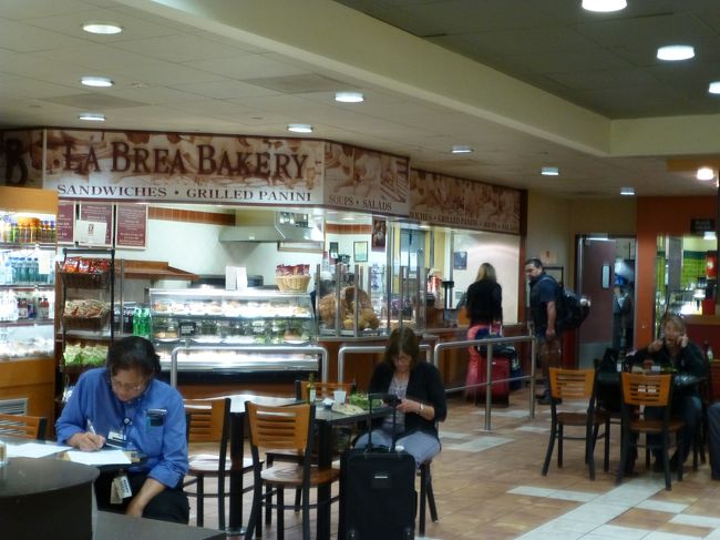 定刻にロサンゼルスに到着して、初めてのアメリカ入国！<br />噂には聞いてましたが、入国審査には時間がかかりますね。<br />皆さん10分くらいは質問されてました。<br /><br />そんな私は「一人なの？」と驚かれ、色々質問されました。<br />でも「一人旅が好きなんです」って言ったらあっさりOK！<br />指紋と写真を取って無事入国出来ました〜。<br /><br />そのあとは荷物を受け取って関税へ。<br />ここでも「一人なの？」と驚かれ。<br />「どこに行くの？」って聞かれたから、「グランドキャニオンに朝日を観に行くの〜」って言ったら、「楽しんでね！」って送り出してもらいました。<br /><br />関税を出て右手のトランスファーカウンターに移動して、荷物を再び預けてターミナルを移動。<br />おじさんに聞いたら、バスより歩いた方が早いって事で、ターミナル７までテクテク歩きました。<br /><br />手荷物検査を受けて搭乗口へ。<br />下調べしておいたラブレアベーカリーで夜ごはん。