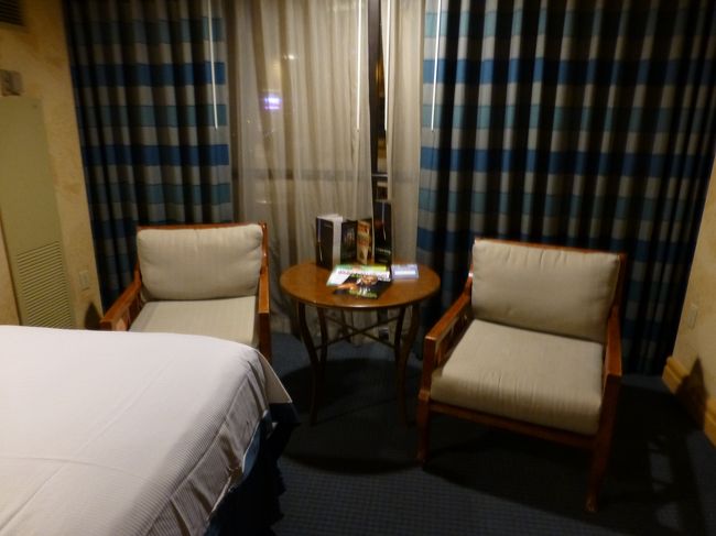 窓辺のソファーセット。<br /><br />これに座って旅行記書いたりしてました。<br />フワフワで座り心地は良いですが、ちょっと汚れてたかな。