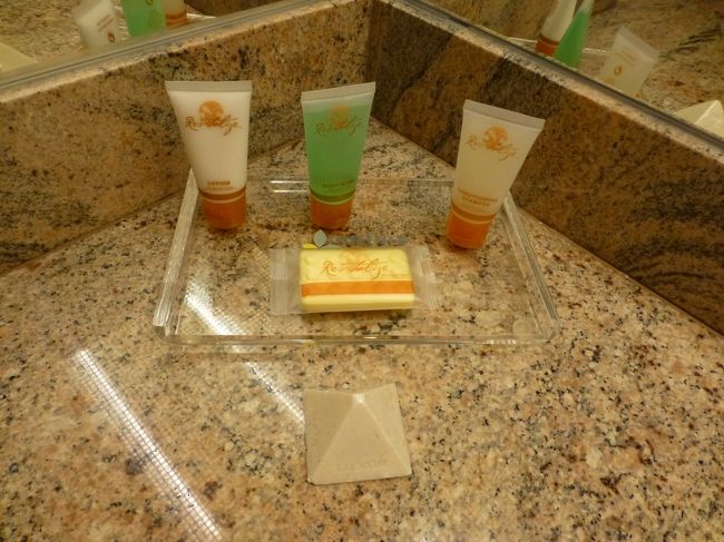 アメニティはリンスインシャンプー、ボディソープ、ボディローションに石鹸。<br />このピラミッド型の石鹸が良い香りでした。<br />でも補充はしてもらえませんでした…。