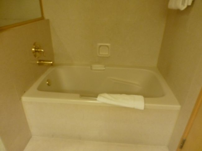 バスタブ<br /><br />広くて深くて快適〜。<br />毎日お風呂にお湯を溜めてバスタイム。<br />歩き疲れた足に丁度良かった。