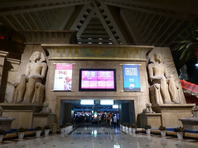 日付はすでに変わってますが、興奮して眠れないので、ホテルを散策。<br /><br />さすがに12時回っているので、人気はまばら。