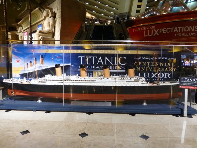 チェックインカウンターの前にもタイタニックの模型。