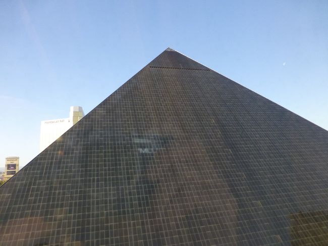 7時に起きて外を見たら快晴！<br />窓の外にはピラミッド。<br /><br />シャワーを浴びて支度して早速出かけましょう！