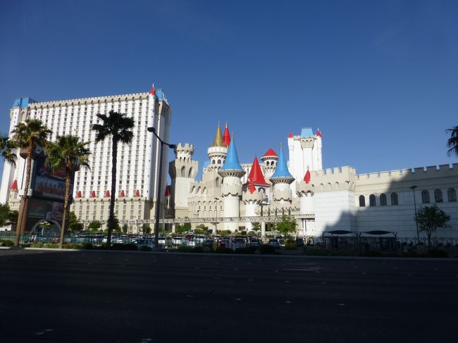 お隣のエクスカリーバー。<br /><br />エクスカリバーへは連絡通路を通って行くことも出来ます。