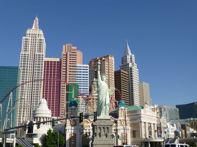 そのまたお隣はNYNY。<br /><br />いつかNYにも行きたいなぁ。<br /><br />途中からバスに乗ります。<br />自動券売機で１DAYチケットを買おうとしたら、1ドル札が入らない…。<br />他のお札もダメ…。<br />困って居たら、旅行中の女の子が小銭を分けてくれました！！<br />ありがとう〜。<br /><br />ぶじチケットも買えてバスに乗車。