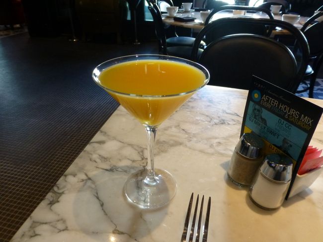 まずはオレンジジュース。<br /><br />アメリカはオレンジジュースが美味しいって聞いてたから楽しみだったんです。<br />絞りたてで美味しかった〜。<br /><br />オレンジジュース　5.5ドル