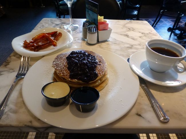 パンケーキ大好きな私は本場アメリカのパンケーキを楽しみにしてました。<br /><br />店員さんおススメのブルーベリーパンケーキとベーコン。<br /><br />パンケーキはふわふわで、ちょっと甘めのブルーベリーと合って美味しい！<br />写真では小さく見えますが、かなり大きいです。<br />薄めのパンケーキが4枚、ブルーベリージャムもたっぷり。<br /><br />これまた店員さんに勧められたベーコンがあって正解でした！<br />甘くなった所で、ベーコンの塩気が良い口直しになり完食！<br /><br />ブルーベリーパンケーキ　12.95ドル<br />ベーコン　4.95ドル<br />コーヒー　3.95ドル<br /><br />税込で30.58ドルでした。