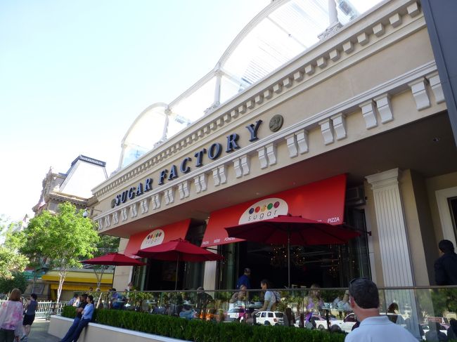 シュガーファクトリー<br /><br />テラスは満員でした。