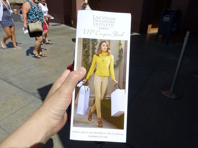 まずはインフォメーションでクーポンブックを貰いましょう。<br /><br />通常5ドルのクーポンブックが、ラスベガス大全のクーポンで無料になります。<br /><br />http://www.lvtaizen.com/coupon/<br /><br />サウスとノースどちらも行く方は2枚印刷してくださいね。<br /><br />クーポンブックと地図を貰っていざお買い物〜！！