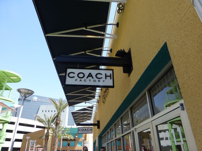 アメリカに来たならやっぱりコーチは押さえないと。<br /><br />コーチの店舗はかなり広かったです。<br />入り口で60％オフのチケットをもらいいざお買い物！