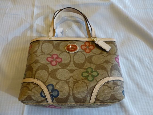 ペイトンシグネイチャークローバーのミニバック　60ドル<br /><br />60％オフの棚にありました。<br />色は白とピンクとベージュの3種類。<br />無難にベージュにしました。<br /><br />159.99ドルから60％オフからさらにクーポンで60％オフの56ドル＋税でした。