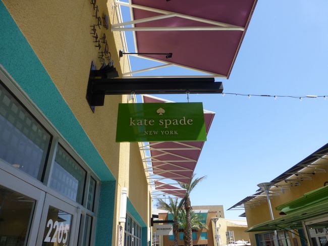 お次はケートスペード。<br /><br />こちらのバックも大好きなんです。<br />何か良いのはあるかな〜。