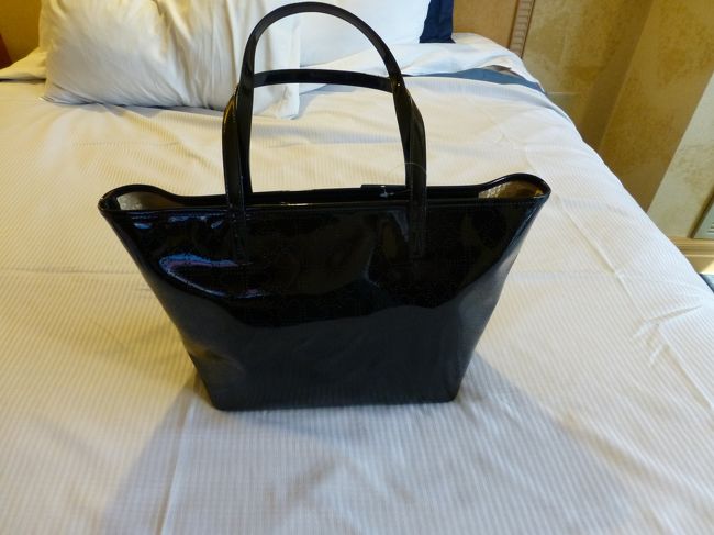 エナメルのトートバック。<br /><br />定価125ドルの30％オフで94.59ドル<br /><br />こちらには日本人の店員さんが居ました。<br />ちょっとお話したら、こちらは新作なのに30％オフなんですって。<br />色は黒、ゴールド、水色とありました。<br />大きさも大小二つ。<br />大きい方はジッパーが無かったので、小さい方にしました。<br /><br />今愛用してますが、荷物が沢山入って使い心地も良いですよ〜。<br /><br />ここでクーポンブック使えるのに出すの忘れた〜TT<br />10％オフだったのに〜。