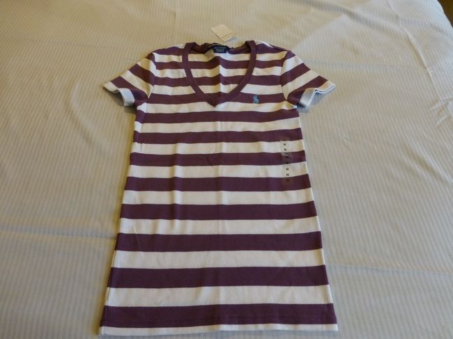 バックを買ってほくほくしながらラルフローレンへ。<br /><br />レジ前で12.98ドルからさらに30％オフの9.83ドル。<br /><br />普段は紫って着ないんだけど、なんだか落ち着いた色で良いかな〜と思って買いました。<br /><br />自分の洋服買ったのはこれだけ。<br />今思えば、もっとじっくり自分の物探せばよかった…。<br /><br />残念なのはハリー＆デービットが閉まってた！！<br />この日だけなのか、ずっとなのか…。<br />ショートブレッド楽しみにしてたのに〜。<br />お土産にするつもりだったのに〜TT<br />チョコかけポップコーン楽しみにしてたのに〜。<br /><br />傷心（笑）の心を抱えて、スタバでお茶休憩。<br />アメリカのスタバって名前聞いてくれるんですね〜。<br />このサービス良いと思います。<br />コーヒーで休憩したら、バスで帰りましょう。