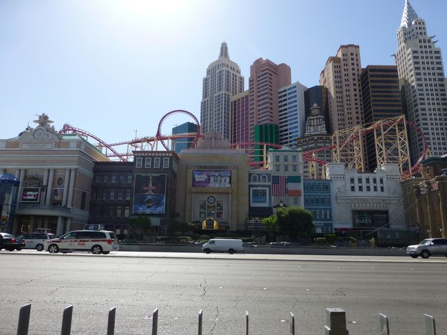 NYNYでジェットコースターに乗りましょう。<br /><br />１回券　14ドル<br /><br />乗る前にバック等はコインロッカーに預けましょう。<br /><br />コインロッカー　50セント<br /><br />小銭が無くても大丈夫。<br />コインロッカーの手前のゲームコーナーに両替機があります。<br /><br />ジェットコースターものすごくおもしろかった！！<br />最初にかなりの高さからの急降下。<br />調べたら60m以上あるそうです。<br />そこから1回転もありもう大興奮！<br />とってもおもしろかったです。<br />若いころならもう一度くらい乗ったかも（笑）<br /><br />夜に乗るのも夜景が綺麗で良いそうですよ〜。