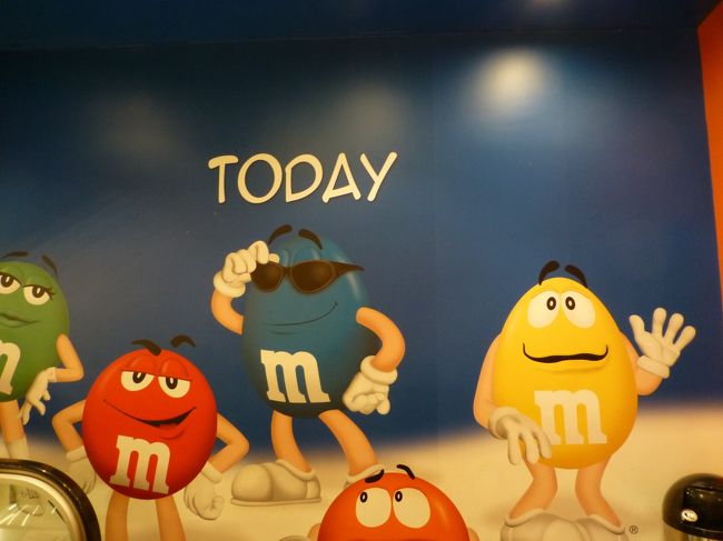 エレベータには現在のキャラクターから過去のキャラクターまでずらりと並んでいます。