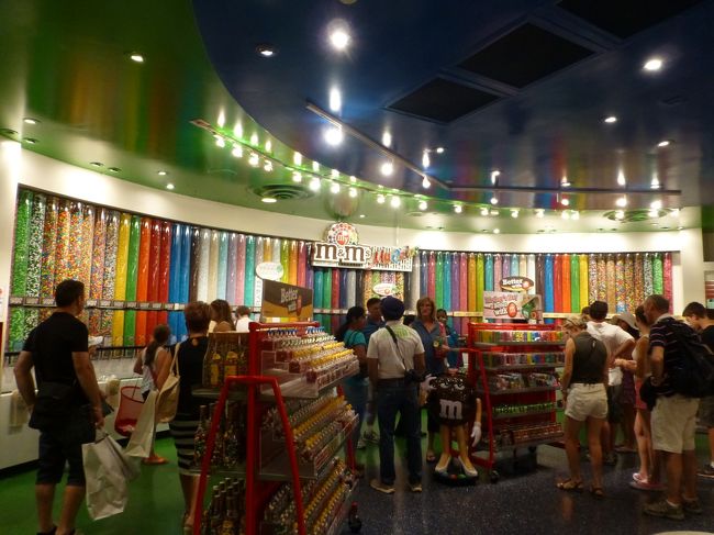 量り売りのチョコレート。<br /><br />でも意外に高くてここでは買わず…。<br /><br />ｍ＆ｍを出たらお隣コカコーラへ。<br /><br />ここで昔のボトルデザインのグラスを購入。<br /><br />1個2.75ドル<br /><br />お土産にしましたが、喜んでもらえました〜。<br />他にもグッツ色々あります。