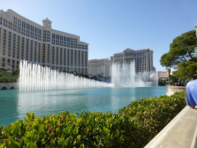道を渡ってベラッジオの噴水を見て〜。