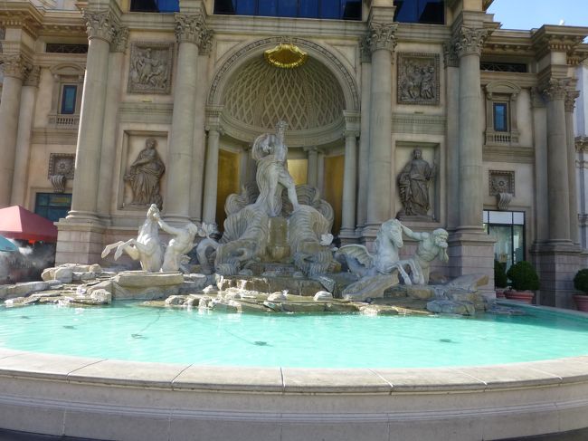 この写真を撮る前に、噴水に入って小銭拾っている人が居ました。<br />結構ホームレスさんも多かったように感じました。