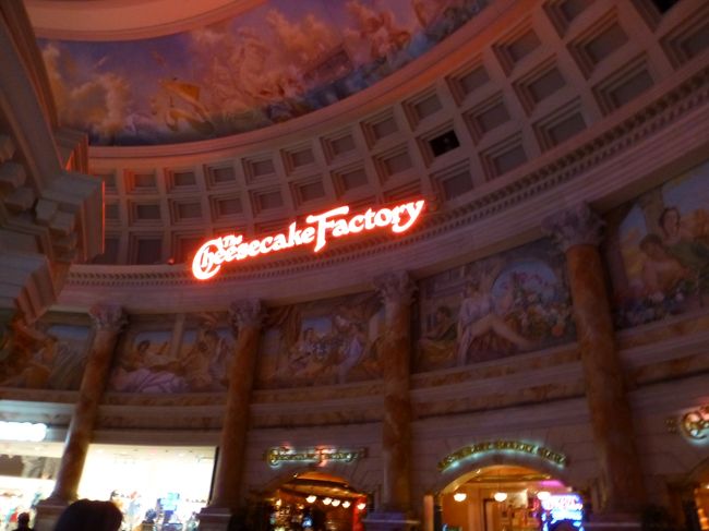 目的地はチーズケーキファクトリー。<br /><br />お昼ごはんを食べていないので、ちょっと早いですが晩御飯にしましょう。