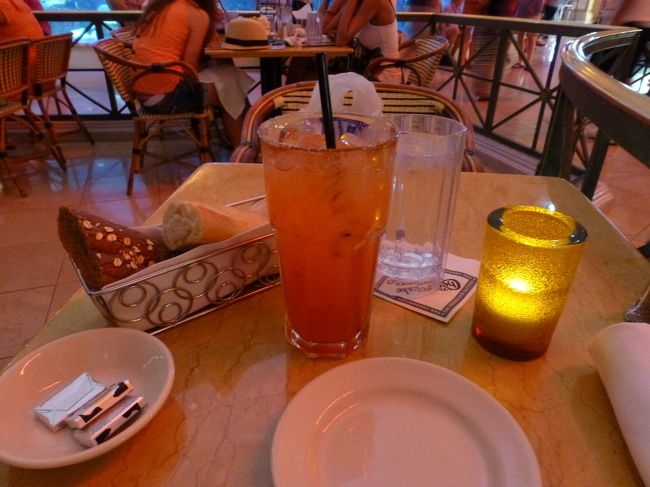 席に案内されたら、店員さんから「何か食べたいものある」って聞かれたので、「お肉が食べたい」と言ったら、ステーキメニューから二つおススメしてくれました。<br /><br />後は「今日は暑いからレモネードがおススメだよ」と言われたのでストロベリーレモネード。<br />これがさっぱりして美味しい！<br /><br />氷入りのお水も持ってきてくれたので、水分補給。<br /><br />こちらのパンが美味しいと聞いていたので、左の黒い方を一つだけ。<br />すごく美味しかった〜。<br />パンだけでもまた食べたい！<br /><br />ストロベリーレモネード　4.5ドル