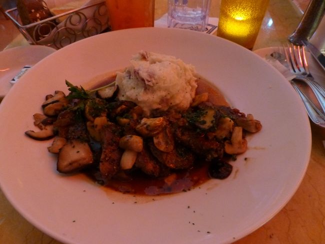 Steak Diane　19.95ドル<br /><br />薄切りのステーキにマッシュルームと赤ワインのソース。<br />ソースがすごく美味しかった〜。<br />マッシュルームもたっぷり。<br /><br />小さく見えますが、かなり巨大です。