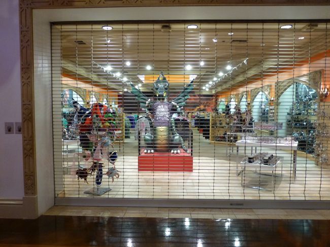 時差ボケで朝2時に目が覚めた。<br /><br />夕食にステーキを食べてあんなにお腹いっぱいだったのに驚いた事にお腹が空いた！<br /><br />甘い物を求めてエクスカリバーに移動しました。