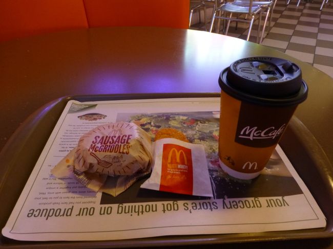 部屋でのんびりして今度は朝ごはん。<br /><br />さっき甘い物を食べたので、今度は塩気のものが食べたいとルクソールのフードコートへ。<br /><br />マクドナルドは朝メニューでした。<br /><br />マックグリドルセット　5.49ドル<br /><br />日本より高いですね〜。<br />味は日本と全く同じでした。<br /><br />この日から1泊2日でグランドキャニオンのオプショナルツアー。<br />グランドキャニオンの様子は別途旅行記分けますね。<br /><br />グランドキャニオン編<br /><br />http://4travel.jp/traveler/yukiyone/album/10780686/