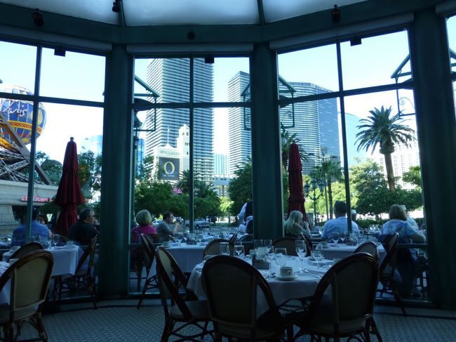 外は大人気なので、室内へ。<br /><br />でもここもガラス張りで開放的な雰囲気で良かったです。