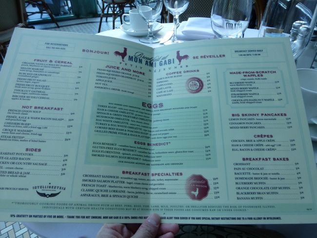 ここではエッグベネディクトが美味しいらしいです。<br /><br />エッグベネディクトだけでも4種類あります。<br /><br />せっかくなので、スモークサーモンの入ったエッグベネディクトにしました。