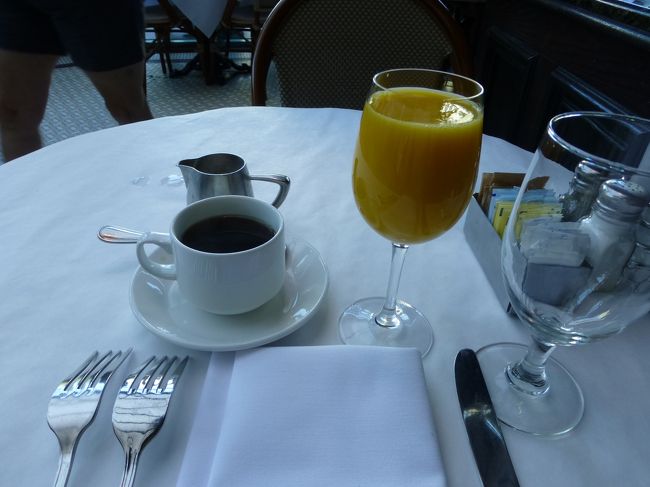 まずはドリンク。<br /><br />フレッシュオレンジジュース　3.95ドル<br />コーヒー　3.95ドル<br /><br />旅行中色んな所でオレンジジュース飲みましたが、ここのが絞りたてで一番美味しかった！<br /><br />コーヒーもお代り可能で、飲んだらすぐにお代り注いでくれます。