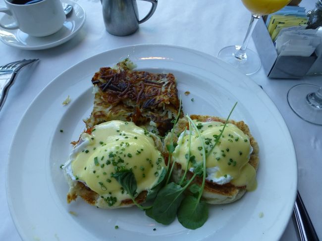 スモークサーモンのエッグベネディクト　15.95ドル