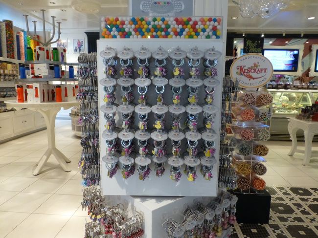 朝ごはんが終わったら、シュガーファクトリーでお買い物。<br /><br />初日に朝ごはんを食べに来た時に下調べしておいたんです。<br /><br />店員さんに写真を撮って良いか聞いたら「もちろん！」とのこと。<br /><br />沢山撮らせて頂きました。<br /><br />イニシャルが付いているキーホルダー。<br />自分用に購入<br /><br />キーホルダー　10ドル