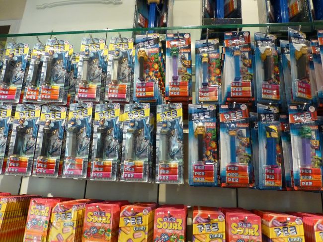 お土産はこちらのペッツ。<br /><br />ペッツって私の小さい頃は売ってたけど、最近見ないなぁ。<br />あの首のところから出てくるのが良いんですよね〜。<br /><br />お土産にバットマンとキティちゃんを買いました。<br />他にもディズニーのプリンセス達もありました。<br /><br />ペッツ　3ドル