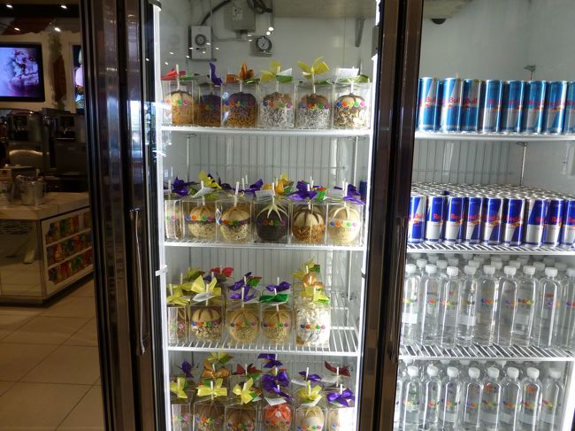 でっかいりんご飴。<br /><br />キャラメルやチョコでコーティング。<br /><br />幾らくらいするのか値札が無くて分からず…。