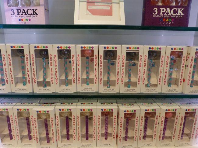 シュガーファクトリーと言えばこりらのロリポップ。<br /><br />確か1個25ドル位するらしい。<br /><br />今セレブの間で人気だとか。<br />私はセレブじゃないので、買いませんでした〜。<br /><br />レジ横にあった唇の形したミント。<br />シナモンとペパーミントと2種類ありましたが、どちらも美味しかった！<br /><br />ミント　各2.75ドル<br /><br />店員さんとおしゃべりして、お店を後にしました。