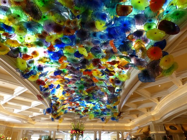 ベラッジオのロビーの天井のガラスの花。<br /><br />実物はもっと綺麗でした〜。<br /><br />朝日が反射してキラキラでした。