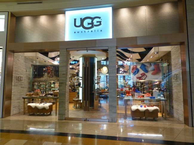 お目当てはこちらのUGG。<br /><br />実は初日に夕食を食べに来た際に、ふら〜っとUGGショップへ。<br />思いのほか安くてびっくり〜。<br /><br />と言うわけで、ムートンブーツを買いに来ました。