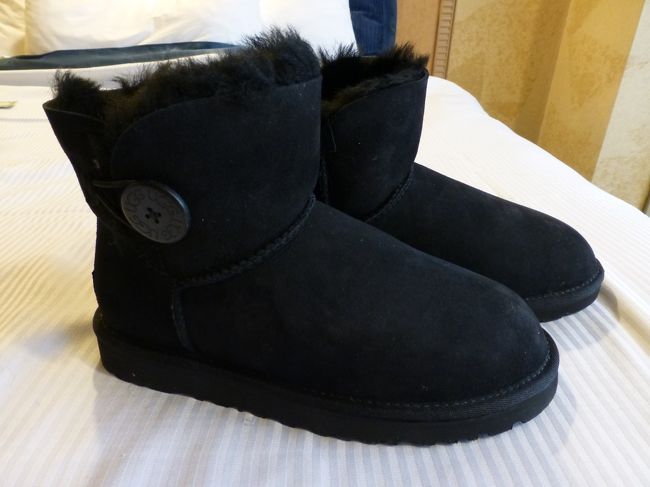 UGG　ミニベイリーボタン　146ドル<br /><br />実はドルが高くなる前に両替したので、とってもお得に買えました。<br /><br />今年の冬が楽しみだなぁ〜。
