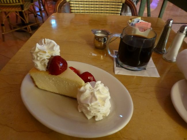 なんだかチーズケーキなら食べられそうなので、チーズケーキファクトリーへ。<br /><br />店員さんにオリジナルとストロベリーどっちが良いか聞いたら、ストロベリーとのこと。<br /><br />フレッシュストロベリーチーズケーキ　7.95ドル<br />コーヒー　2.95ドル<br /><br />チーズケーキは甘いけど、甘みのないホイップクリームと食べるとまろやかさがプラスされて美味しい。<br />酸っぱい苺が口直しになって、難なく完食！<br /><br />でもお腹は満腹〜。