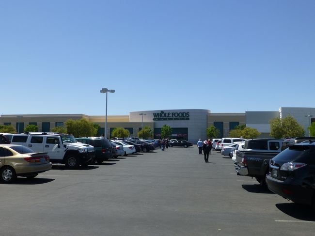 UGGのブーツが思いのほか大きかったので、一旦ホテルに置きに戻ります。<br /><br />そこからタウンスクエアまではSDXで。<br />ルクソールではなく、マンダレイベイの前のバス停から乗ります。