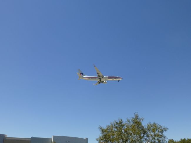 マッカラン空港が近いので、飛行機が頻繁に横切ります。<br /><br />友達の息子さんが見たら喜ぶだろうなぁとつい眺めてました。