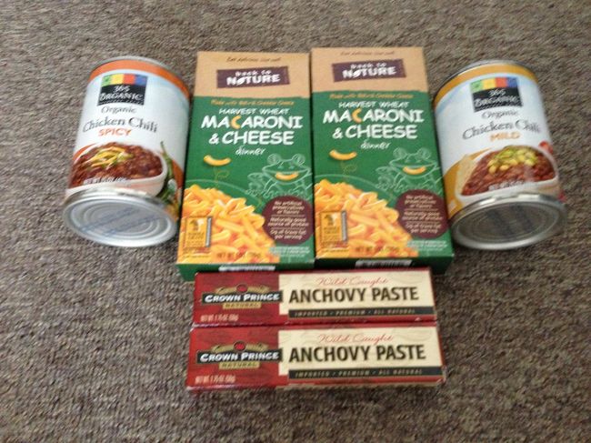 自分用に買ったのはこちら。<br /><br />マカロニチーズ　1.99ドル<br />キチンチリ（マイルドとスパイシー）　各2.99ドル<br />アンチョビペースト　2ドル<br /><br />アンチョビペーストはパスタにしたり、サラダのドレッシングにしたり、重宝してます。<br /><br />アメリカの家庭料理と言えば『マカロニチーズ！』一度食べてみたかったので、インスタント食品買ってみました。<br /><br />チリも食べるの楽しみ！