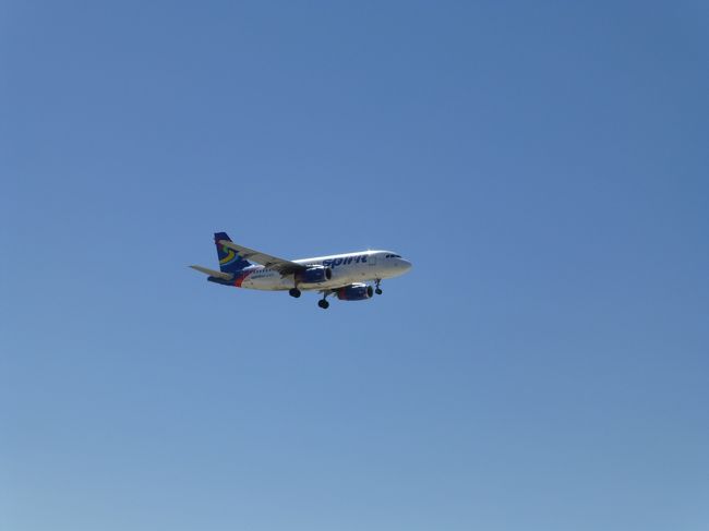 帰りもバス停から飛行機を一枚。<br /><br />SDXに乗ってホテルに帰ろうと思ったら、なぜかマンダレイベイのバス停で停まってくれず…。<br />ｍ＆ｍまで来てしまいました。<br /><br />せっかくなので、ABCストアーに行ってお土産を購入。