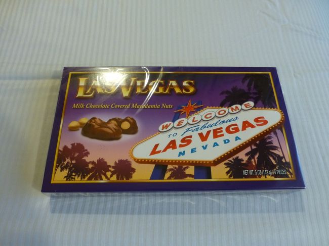 マカダミアチョコ　3.99ドル<br /><br />ABCストアで買ったと言う事はハワイ産なのかも？<br />でも職場のお土産はこれで十分でしょう！