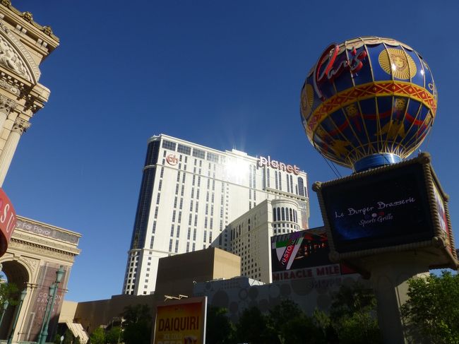 ホテルで休憩して5時ごろ夕ご飯を食べに出発。<br /><br />本当はビュッフェを食べに行こうと思ってましたが、チーズケーキのお陰でまだまだお腹は空かず…。<br />予定を変更して、プラネットハリウッドへ。