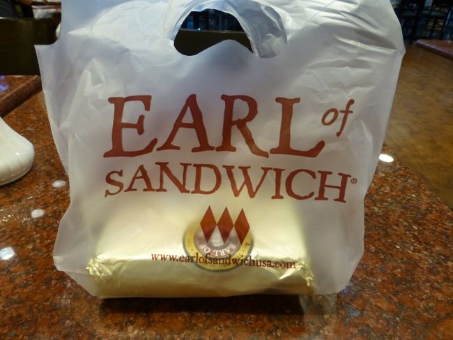 こちらはすべてテイクアウト用に包んでくれますが、もちろん店内で食べてもOK。<br />テーブルも沢山用意されています。<br /><br />まずレジでお好みのサンドイッチを注文・ベルを貰う→ドリンクやクッキー等のサイドディッシュを取る→レジでお会計→出来上がったらベルでお知らせ<br /><br />の順です。