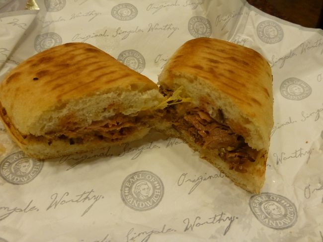 せっかくなのでサンドイッチ伯爵が食べたと言うオリジナルサンド<br /><br />The Original 1762　6.49ドル<br /><br />ペプシ　2.50ドル<br /><br />ぎっしりローストビーフとホースラディッシュ。<br />お肉のうまみたっぷりのローストビーフがホースラディッシュでさっぱり。<br />大きなサンドイッチですが、あっさり完食できました。