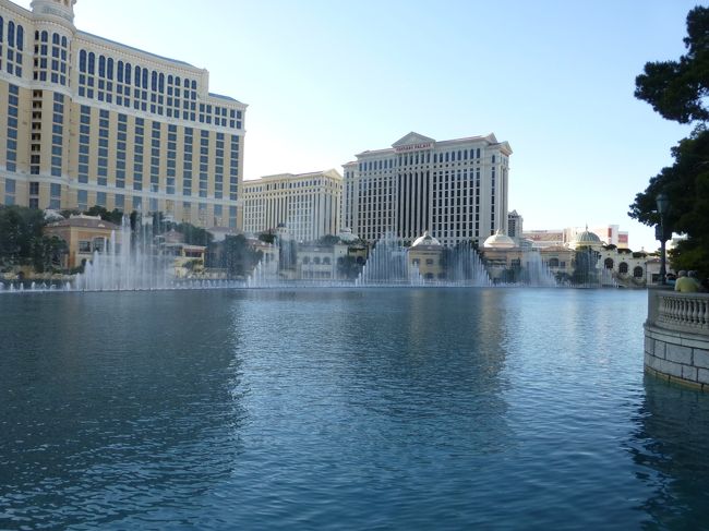 ラスベガス最後の夜なので、今日は頑張って色々回ります。<br /><br />まずはベラッジオの噴水ショー。<br /><br />この時はルーシー・イン・ザ・スカイ・ウィズ・ダイヤモンド<br /><br />こちらで日本人のカップルの方に話しかけられました。<br />神奈川にお住まいのお二人は、一年に何回もラスベガスに遊びにいらっしゃるそうです。<br />羨ましいなぁ。<br />旅のお話や、ラスベガスのお話などして、噴水ショーを待っている間も楽しく過ごせました。